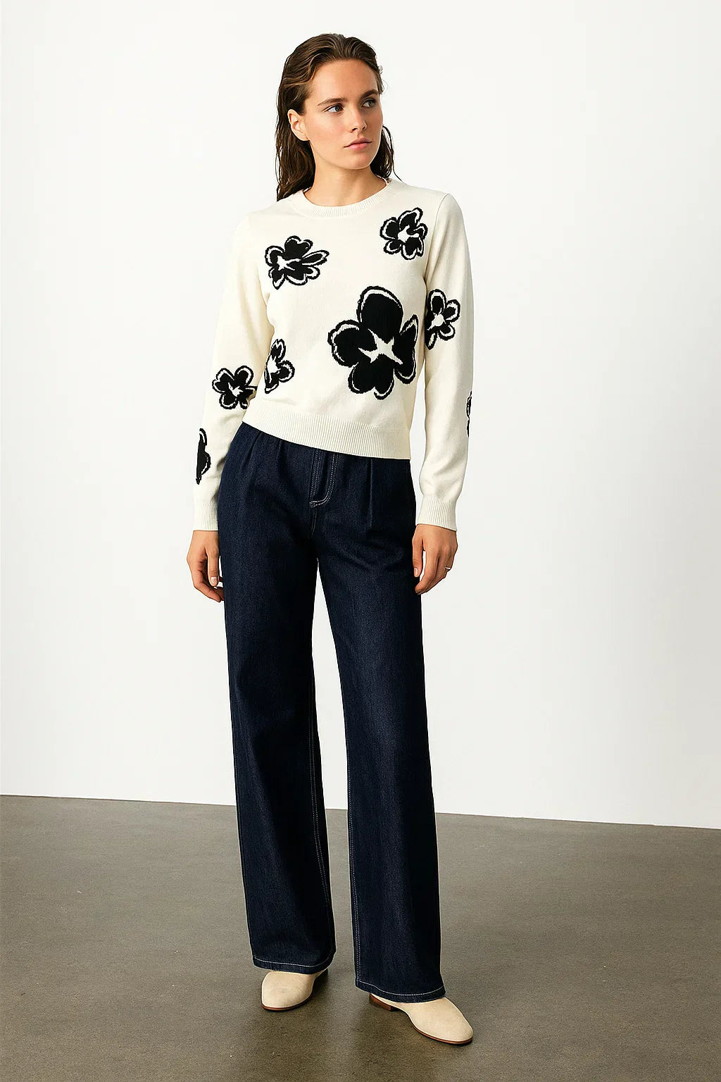 Maglione Floreale in Maglia | Design a Contrasto | Silhouette Moderna