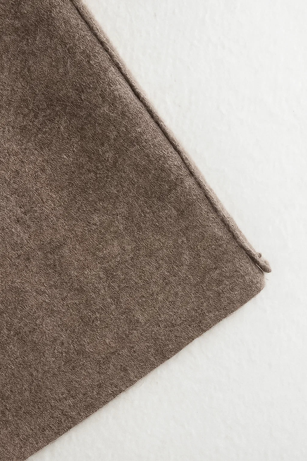 Cappotto Asimmetrico in Lana | Design con Collo Sciarpa