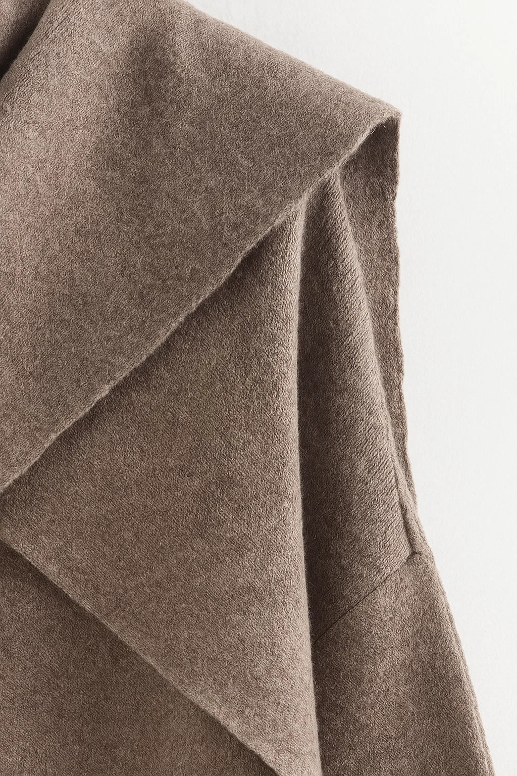 Cappotto Asimmetrico in Lana | Design con Collo Sciarpa