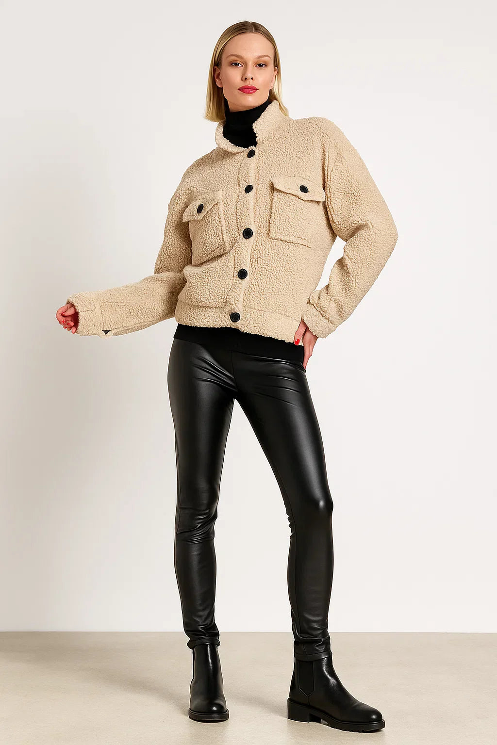 Giacca sherpa beige con bottoni a contrasto