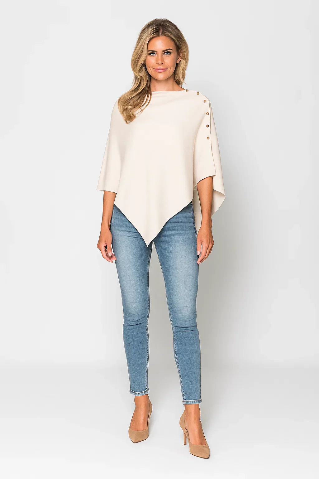Poncho asimmetrico in maglia con bottoni oro alla spalla