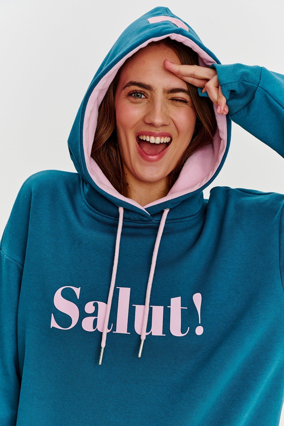 Hoodie Essenza “Salut!” | Vestibilità Oversized | Stampa a Contrasto