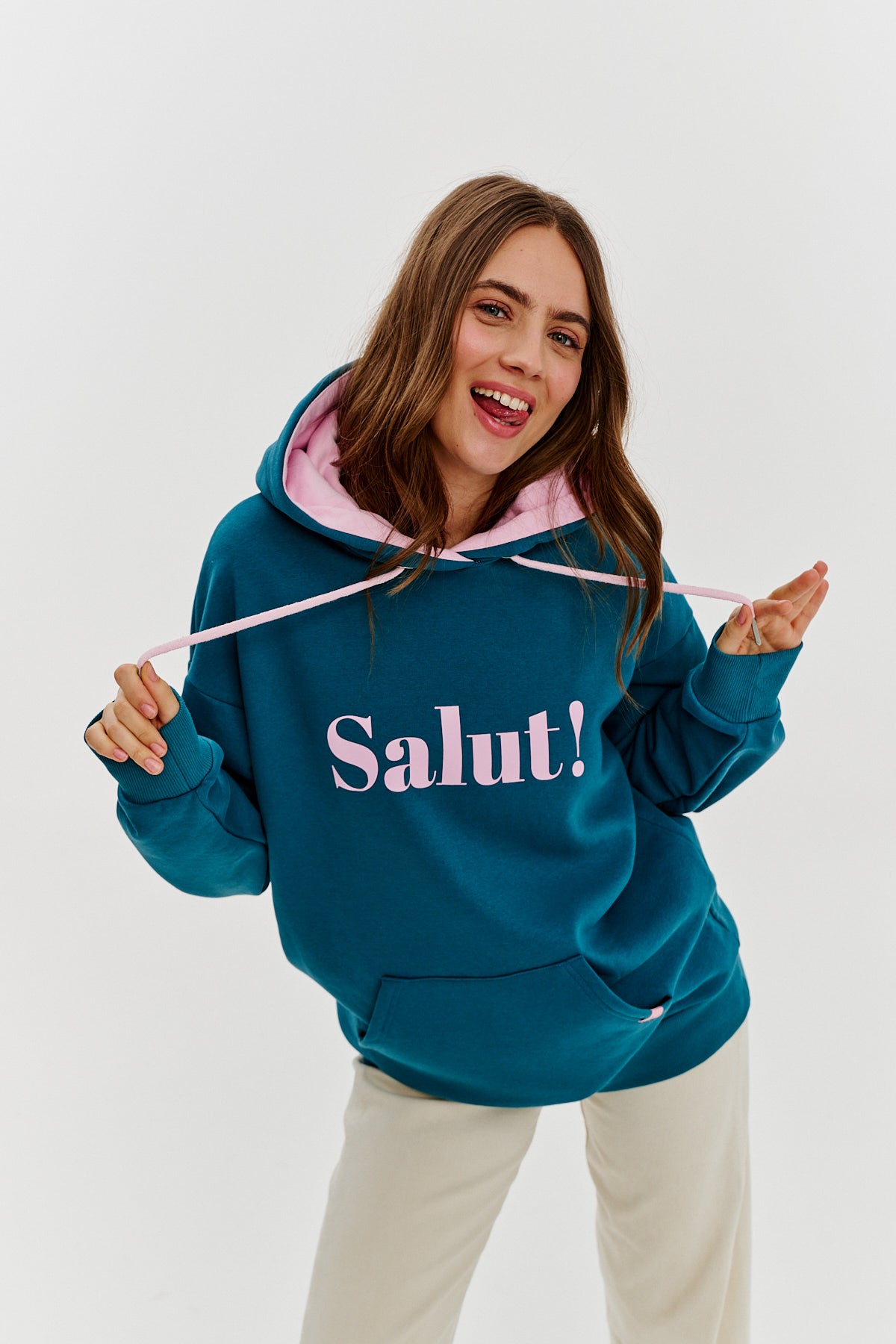 Hoodie Essenza “Salut!” | Vestibilità Oversized | Stampa a Contrasto
