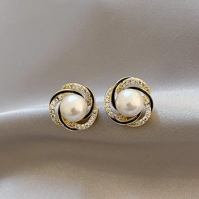 Orecchini a perla e cristallo con design rosa