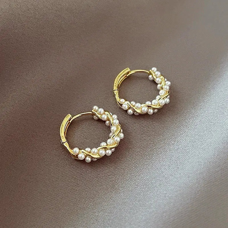 Orecchini a cerchio con perle e design dorato