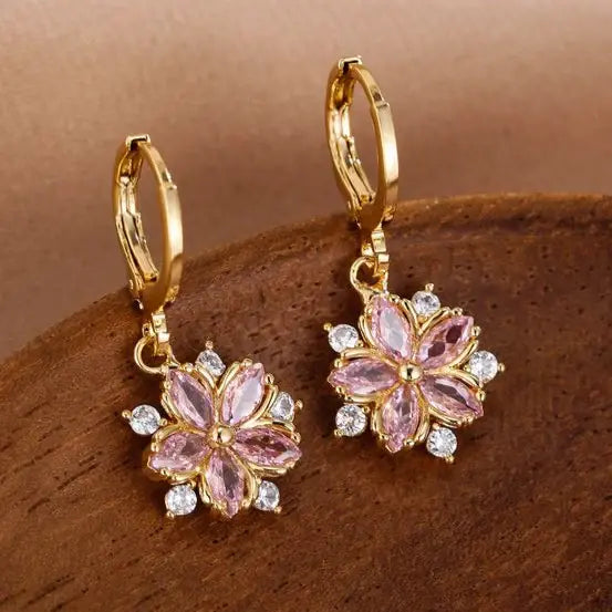 Orecchini Fiore di Cristallo Rosa | Oro Placcato | Design a Pendente