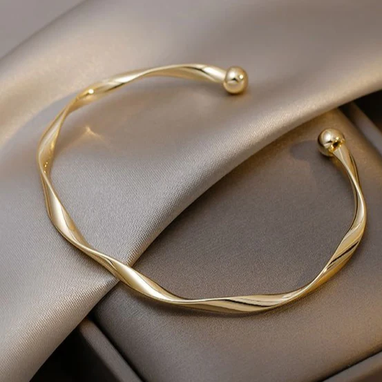 Bracciale Aperto Torsionato | Bracciale Minimalista in Oro | Vestibilità Regolabile